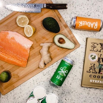Just over here cooking an extraordinary dinner 👩🏻‍🍳 👨🏻‍🍳 What are your favorite beer + food pairings?